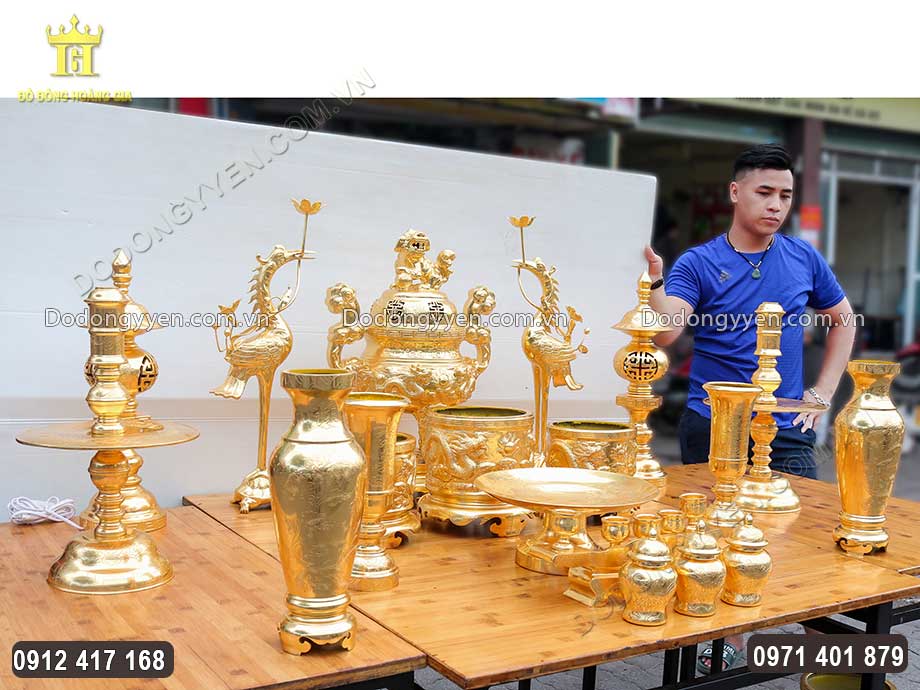 Đỉnh đồng được đặt trong c&ugrave;ng, trung t&acirc;m ban thờ gia ti&ecirc;n